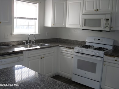 124 Pella Lane kitchen 2