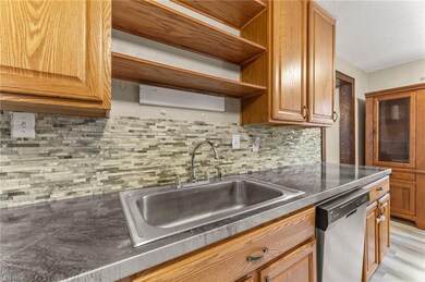 Kitchen featuring backsplash