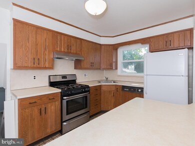 422 Lyndhurst Dr, Broomall, PA 19008 - photo 5