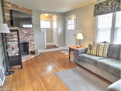 Charming sun-lit Living Room w/fireplace, hardwood