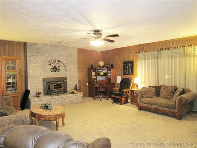 1002 N Cherokee Ave, Chouteau, OK 74337 - photo 2