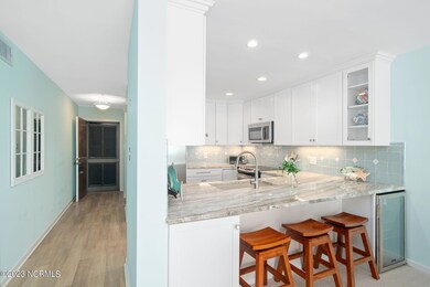 Kitchen w/ bar seating