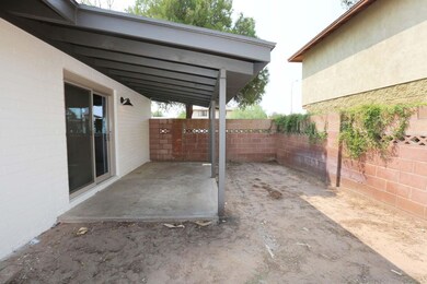 Loma Vista side patio