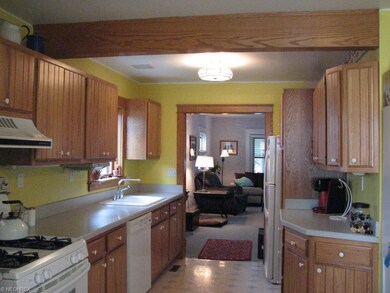 21x14 Kitchen with Pecan Cabinets and all applianc