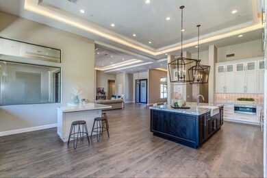 Kitchen and Breakfast Bar
