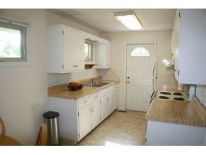 All kitchen appliances remain