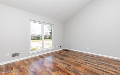 8104 Cortland Dr, Louisville, KY 40228 - photo 4