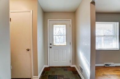 1320 Ironwood Dr, Columbus, OH 43229 - photo 2