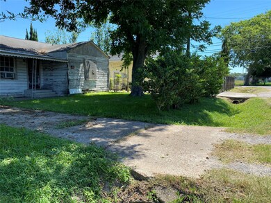 231 Burress St, Houston, TX 77022 - photo 6