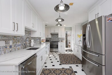 EAT IN KITCHEN