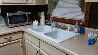 810 NE 3rd St, Henryetta, OK 74437 - photo 7