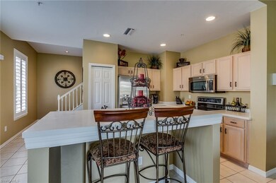 Kitchen w/ Island Bar