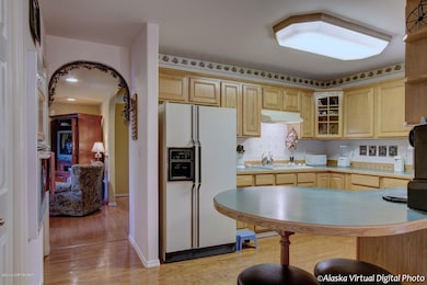 Big Kitchen w Ample Storage
