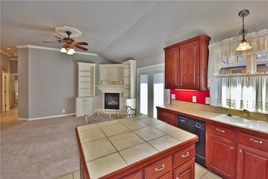 Kitchen Island & Breakfast Bar