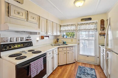 35138 Dale Ave, Zephyrhills, FL 33541 - photo 3