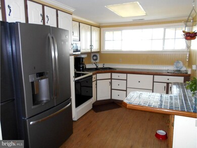 16 Honeysuckle Ln, Levittown, PA 19055 - photo 7