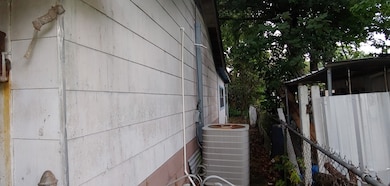 6814 Beachwood St, Houston, TX 77021 - photo 4