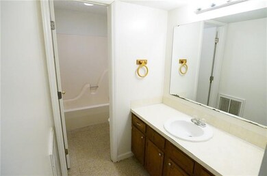 1220 8th St NE unit . J, Hickory, NC 28601 - photo 4