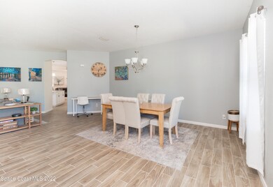 Formal Dining Room pic 1