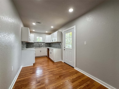 1009 W Snyder St, Alvin, TX 77511 - photo 2