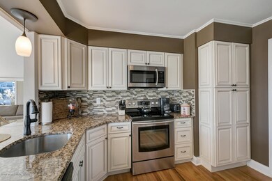 208 Curtis Point Dr-large-015-22-4M3A376