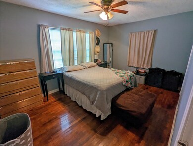 208 Melbourne St, Houston, TX 77022 - photo 4