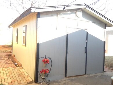 10x20 Shop with electric, cable and gas hookup!