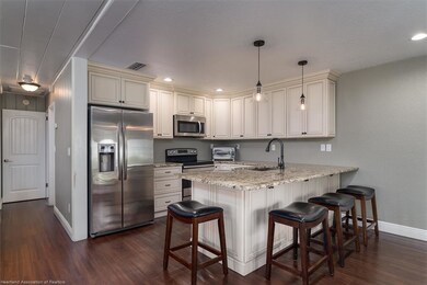 1009 Lake Dr E, Lake Placid, FL 33852 - photo 6