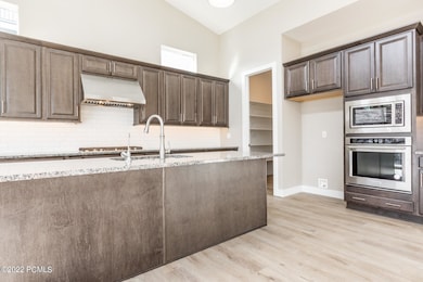 6_Kitchen_1800x1200_3858998