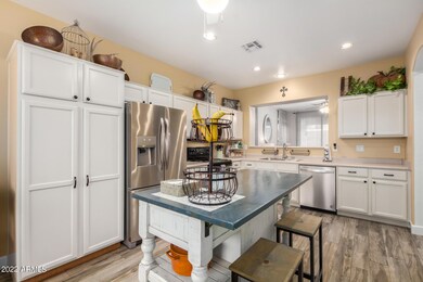 MODERN KITCHEN