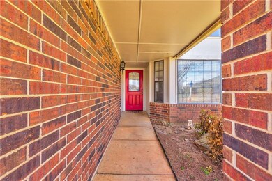 501 Gyrfalcon Dr, Norman, OK 73072 - photo 3