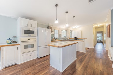 37654 Neukom Ave, Zephyrhills, FL 33541 - photo 4