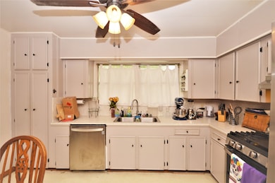 1514 W Lang St, Alvin, TX 77511 - photo 6