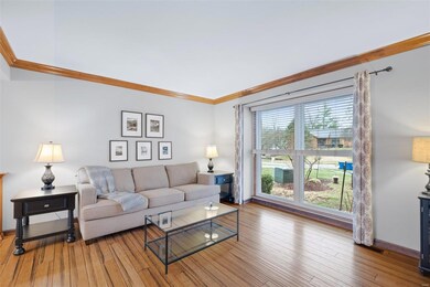 Beautiful Bamboo floors & crown molding in LivingR