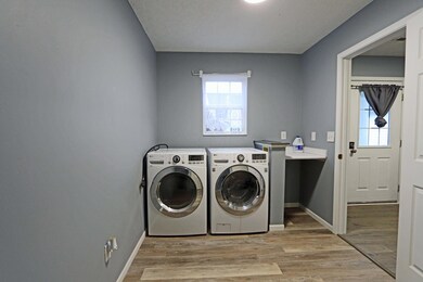 1st flr Laundry w/washer & dryer