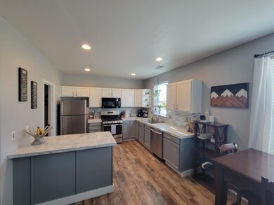 1300 NE 3rd St, Redmond, OR 97756 - photo 2