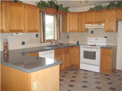 Wonderful kitchen w/lots of counter workspace, laz
