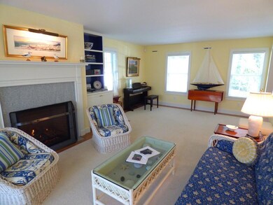 Hardwood floors, gas fireplace,...