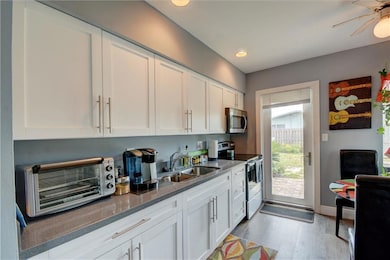 2/2 - Stainless Steel Appliances