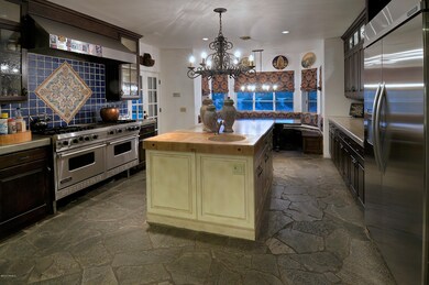 GOURMENT ISLAND KITCHEN & BREAKFAST NOOK