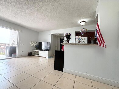 Kendall Lakes Towers unit 514, Miami, FL 33193 - photo 2