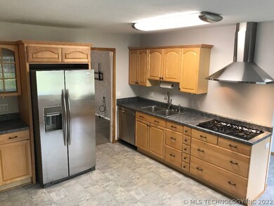 Exquisite open chef's Kitchen including stainless