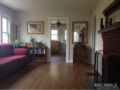 Lrg living rm w/ lots of light