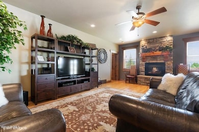 03_1126SpringerViewDr_165_LivingRoom_Low