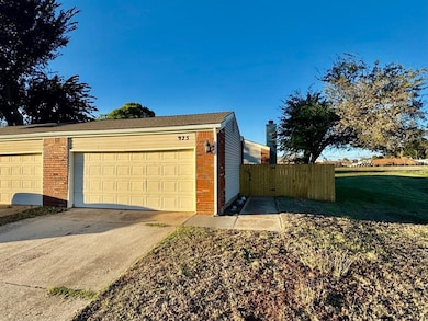 925 Swan Lake Ct, Edmond, OK 73003 - photo 2