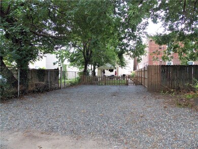 Off road parking - Fresh gravel in 2020 - fenced i