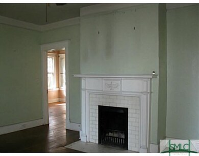 Living Room. NONWORKING FIREPLACE