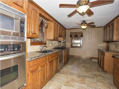 FORMAL DINING ROOM (15' X 11'6