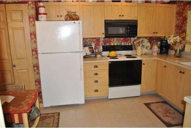 Custom Cabinet Eat-in Kitchen