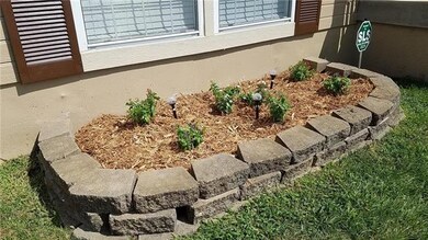 811 Cindy Ln, Raymore, MO 64083 - photo 2